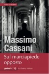 Sul marciapiede opposto